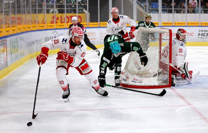 David Cerny (Mitte) von den Bietigheim Steelers jagt Marius Erk vom EC Bad Nauheim. <span class='image-autor'>Foto: Baumann</span>