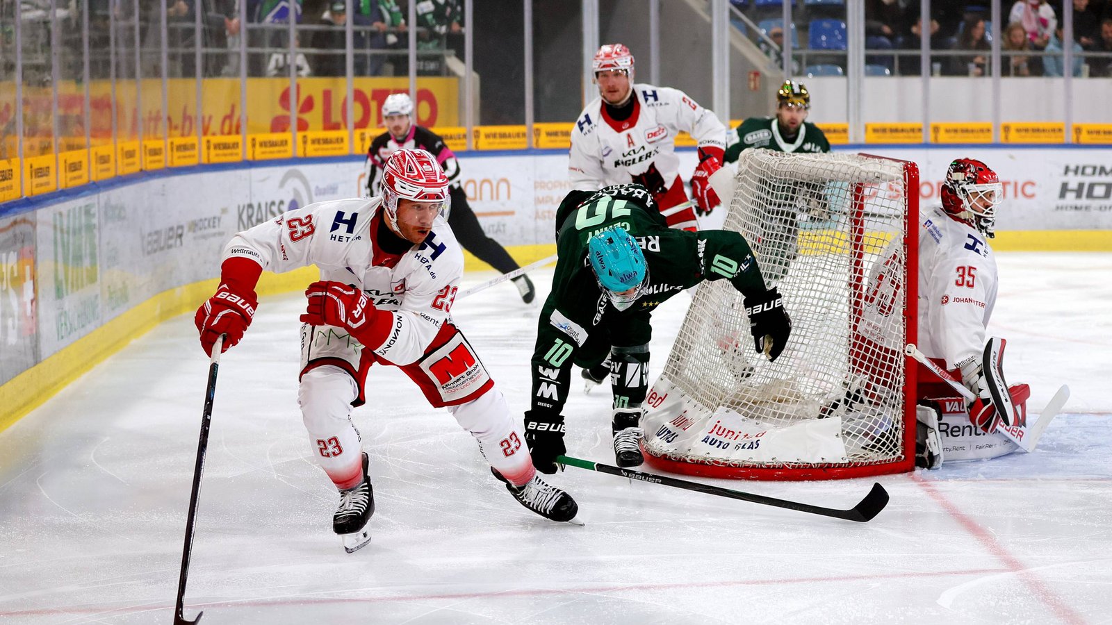 David Cerny (Mitte) von den Bietigheim Steelers jagt Marius Erk vom EC Bad Nauheim. Foto: Baumann David Cerny (Mitte) von den Bietigheim Steelers jagt Marius Erk vom EC Bad Nauheim. Foto: Baumann