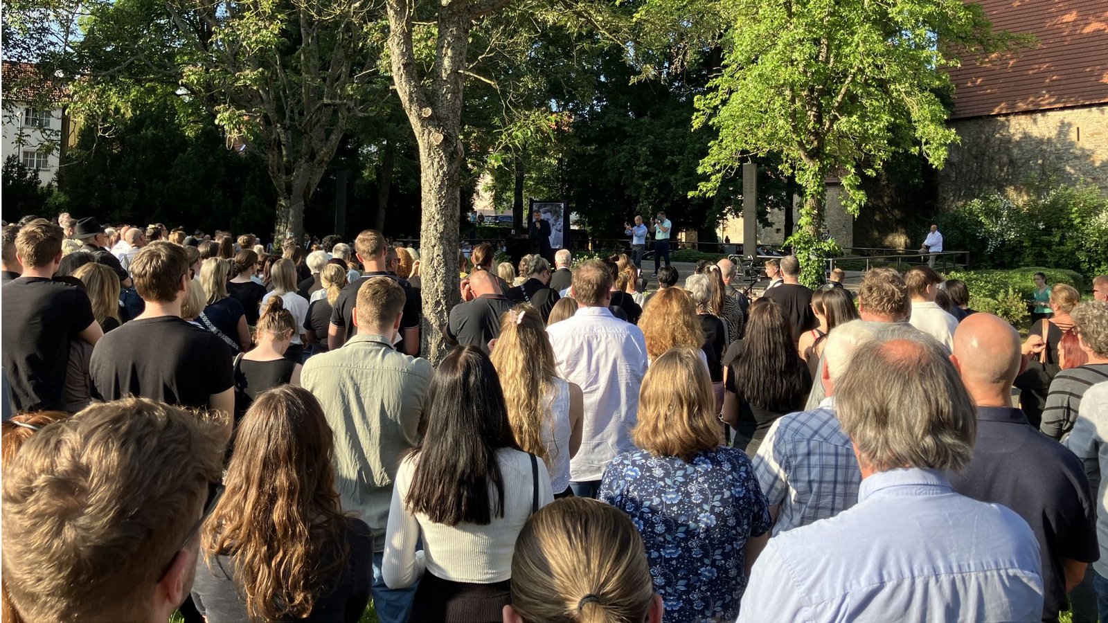 Zwischen 800 und 1000 Menschen versammelten sich im Schlosspark von Neckarbischofsheim.Foto: Florian Dürr