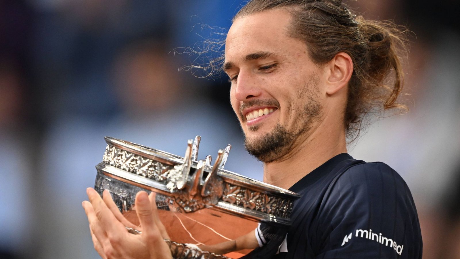 Da ist das Ding: Alexander Zverev mit dem Siegerpokal der French Open.Foto: Imago/Anadolu Agency Da ist das Ding: Alexander Zverev mit dem Siegerpokal der French Open.Foto: Imago/Anadolu Agency