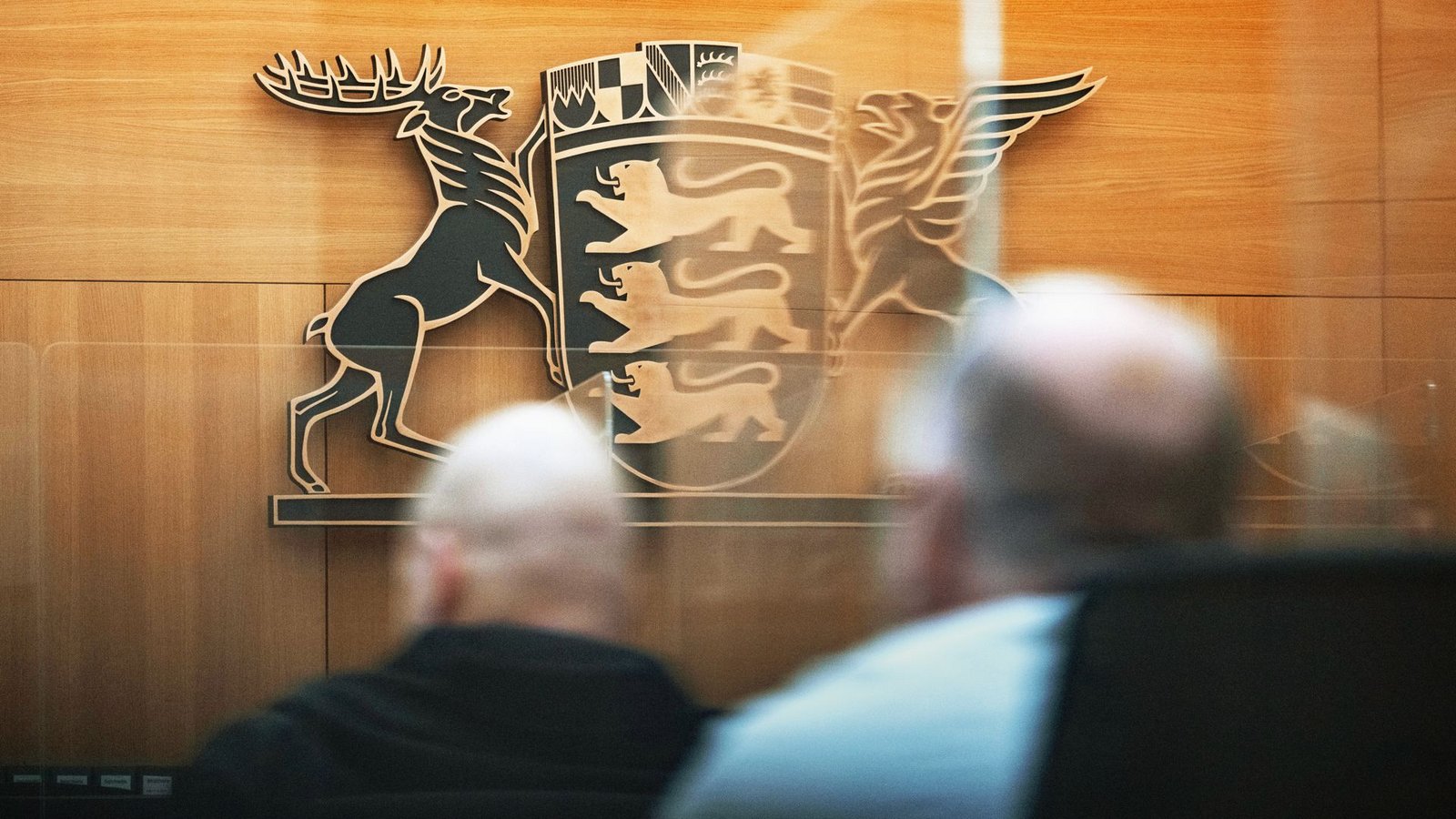 Zwei Angeklagte der mutmaßlichen Rechtsterrorgruppe in der Stammheimer Außenstelle des Oberlandesgerichts StuttgartFoto: dpa/Marijan Murat