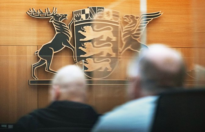 Zwei Angeklagte der mutmaßlichen Rechtsterrorgruppe in der Stammheimer Außenstelle des Oberlandesgerichts Stuttgart<span class='image-autor'>Foto: dpa/Marijan Murat</span>
