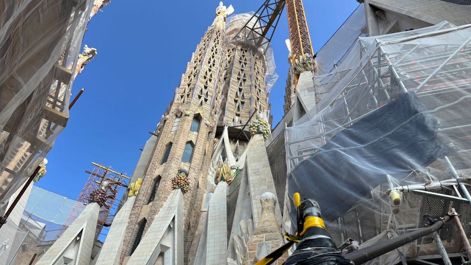 Mit der Krönung des Jesusturms mit einem in Deutschland gebauten begehbaren Kreuz hat die Basilika Sagrada Família in Barcelona ihre endgültige Höhe von 172,50 Metern erreicht. Bis zur Fertigstellung des 1882 begonnenen Baus wird es aber noch mindestens bis 2034 dauern.Foto: Jan-Uwe Ronneburger/dpa