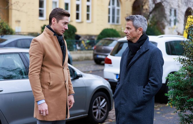 Ringo (Timothy Boldt, l.) unterbreitet Benedikt (Jens Hajek) einen brisanten Vorschlag, um Stella zu überzeugen.<span class='image-autor'>Foto: RTL / Sebastian Meyer</span>