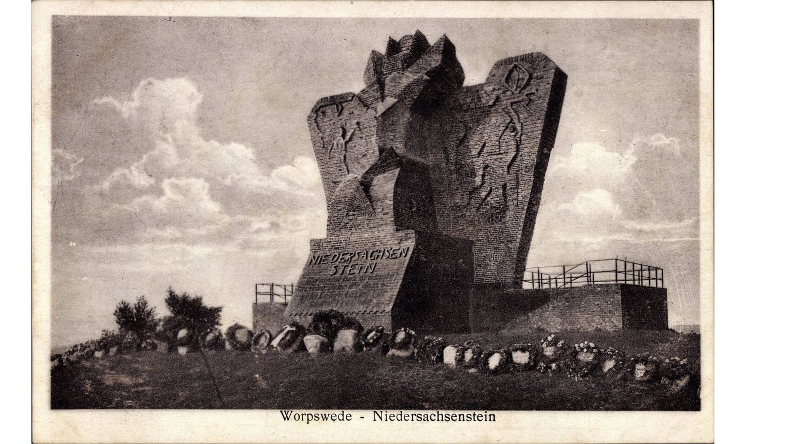 Historische Karte von dem „Niedersachsenstein“ in Worpswede, die Menschen im Ort sprachen sich gegen das gigantische Mahnmal aus rotem Backstein für die Gefallenen im Ersten Weltkrieg aus, doch gebaut wurde es 1922 trotzdem. Wichtige Architekten wie Peter Behrens und Walter Gropius unterstützten den Entwurf, der eine Art     abstrakten Adler darstellt. Fürsprecher und Mäzen  Ludwig Roselius lobte das das expressionistische Mahnmal als „ein wirklich niederdeutsches Gebilde“.Foto: imago images/Arkivi/ via www.imago-images.de