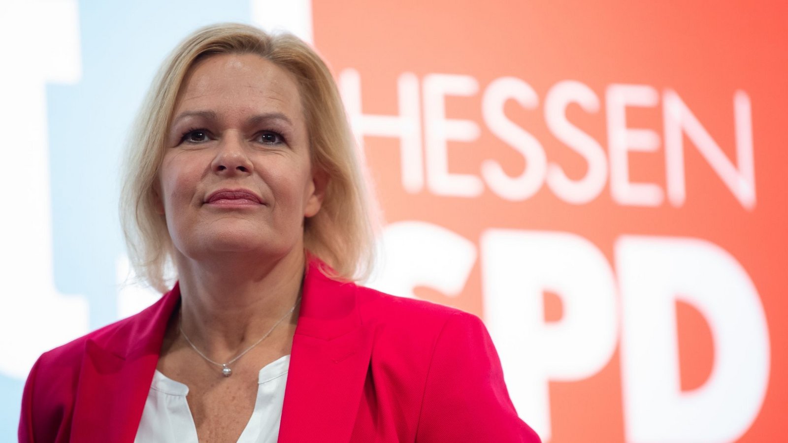 Bundesinnenministerin Nancy Faeser steht als Spitzenkandidatin der SPD für die hessische Landtagswahl am 8. Oktober bereit.Foto: Swen Pförtner/dpa