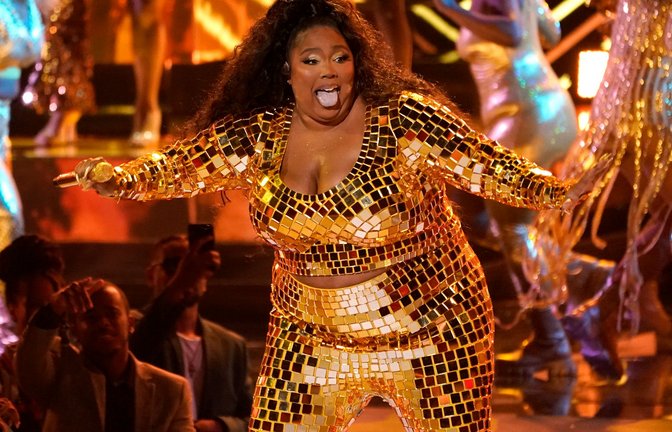 Die US-amerikanische Sängerin Lizzo bei einem Auftritt. (Archivbild)<span class='image-autor'>Foto: Chris Pizzello/Invision via AP/dpa</span>