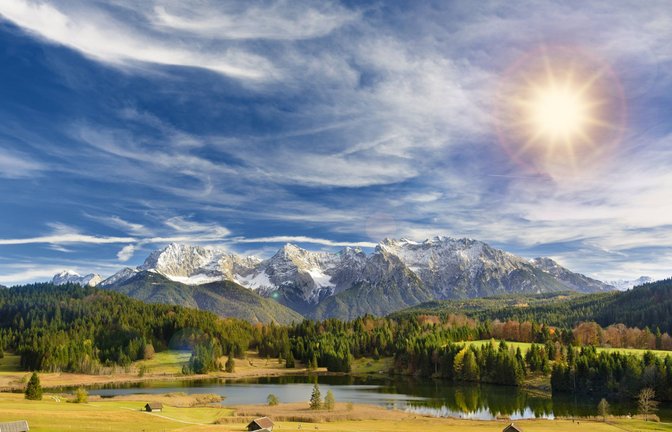 Herbst ist Wanderzeit: Eine farbige Herbstlandschaft an einem See in Bayern vor dem Karwendelgebirge.<span class='image-autor'>Foto: Imago/Wolfilser</span>