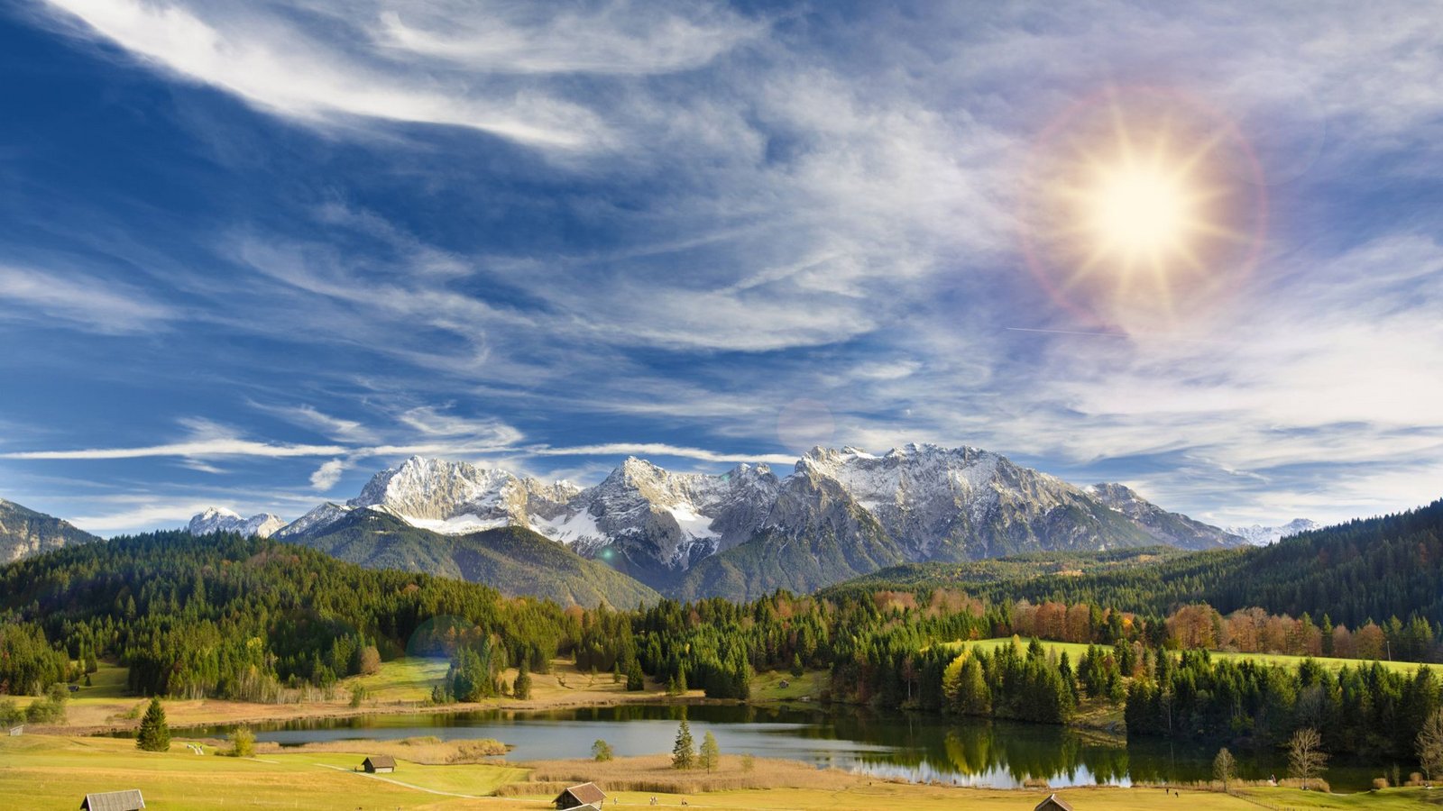 Herbst ist Wanderzeit: Eine farbige Herbstlandschaft an einem See in Bayern vor dem Karwendelgebirge.Foto: Imago/Wolfilser Herbst ist Wanderzeit: Eine farbige Herbstlandschaft an einem See in Bayern vor dem Karwendelgebirge.Foto: Imago/Wolfilser