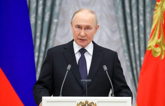 Der russische Präsident Wladimir Putin. Der Kreml will mit neuen finanziellen Anreizen weitere Kämpfer für seinen Krieg in der Ukraine anwerben (Archivfoto).<span class='image-autor'>Foto: AFP/VYACHESLAV PROKOFYEV</span>