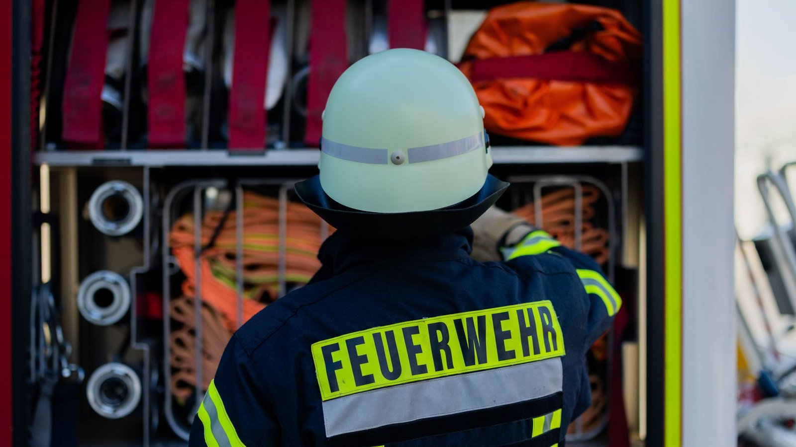 Eine Feuerwehrfrau wurde bei dem Einsatz verletzt. (Symbolfoto)Foto: picture alliance/dpa/Rolf Vennenbernd