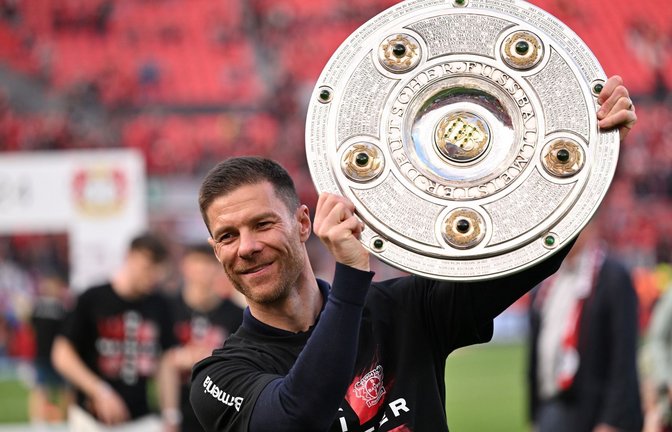 28 Siege und sechs Unentschieden: Leverkusen-Trainer Xabi Alonso jubelt mit der Meisterschale.<span class='image-autor'>Foto: Marius Becker/dpa</span>
