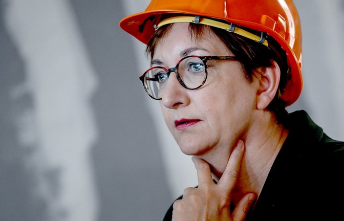 Bauministerin Klara Geywitz (SPD) bei einer Baustellenbesichtigung. Im Kanzleramt tagt heute der "Wohnungsbaugipfel".<span class='image-autor'>Foto: Britta Pedersen/dpa</span>