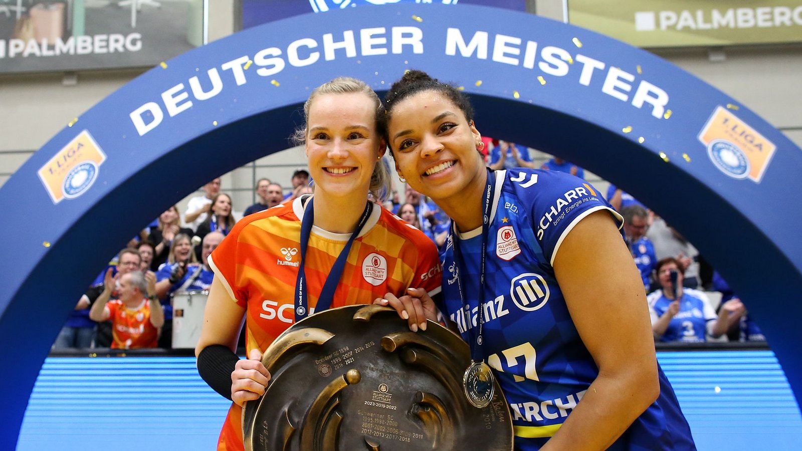 Michelle Schwerdtner (li.) und Alexis Hart mit der MeisterschaleFoto: Pressefoto Baumann/Cathrin Müller