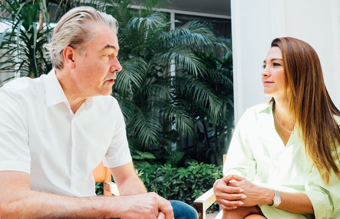 Er operiert, sie organisiert: Christian und Celina Schlensak haben ein engagiertes Netzwerk aufgebaut, um Kinderleben zu retten.<span class='image-autor'>Foto: CS-Stiftung/Franziskaner Helfen</span>