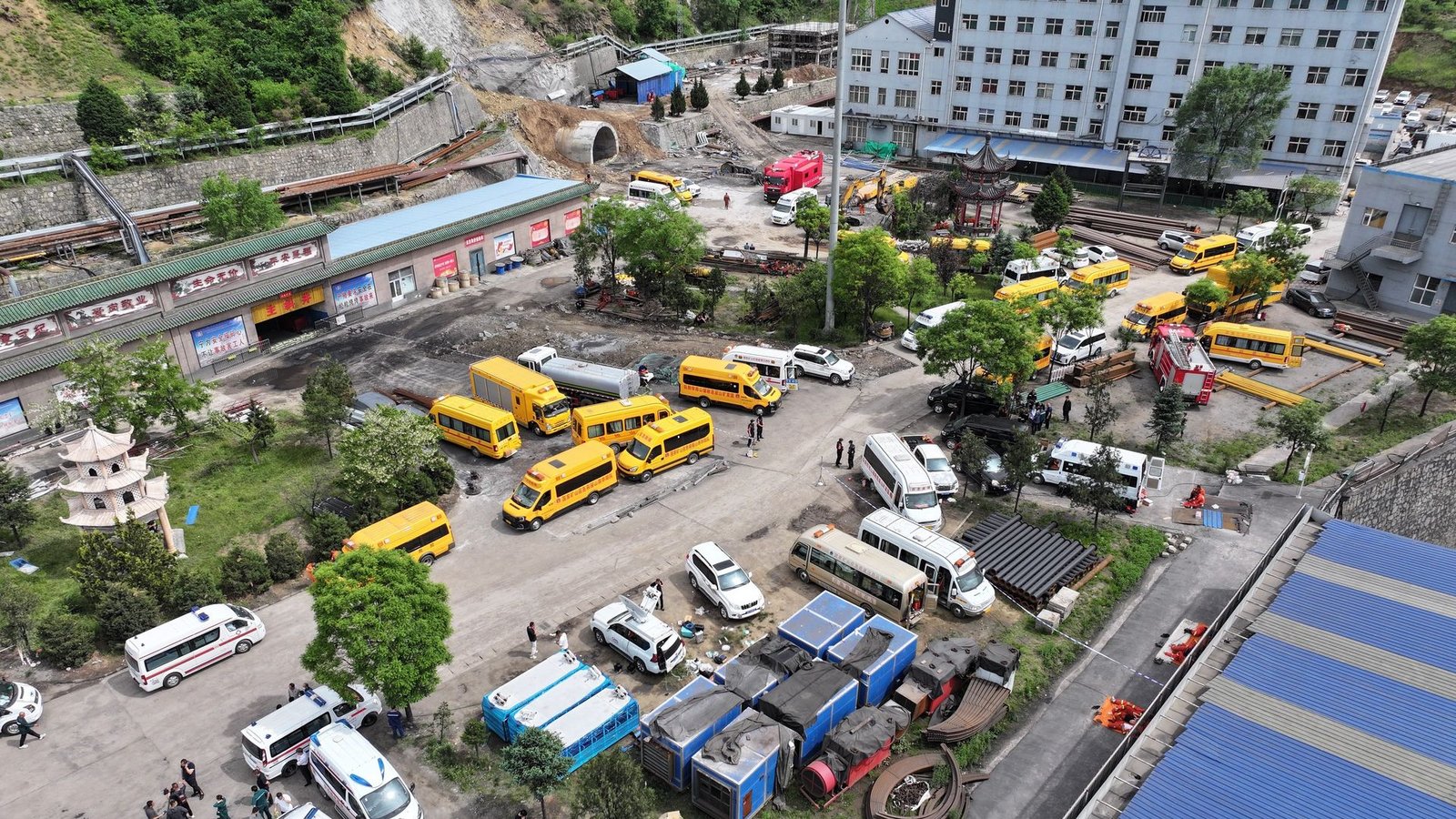 Am Unglücksort haben laut Angaben der Lokalregierung chaotische Zustände geherrscht, sodass fälschlicherweise zunächst 90 Tote gemeldet wurden.Foto: Cao Yang/XinHua/dpa