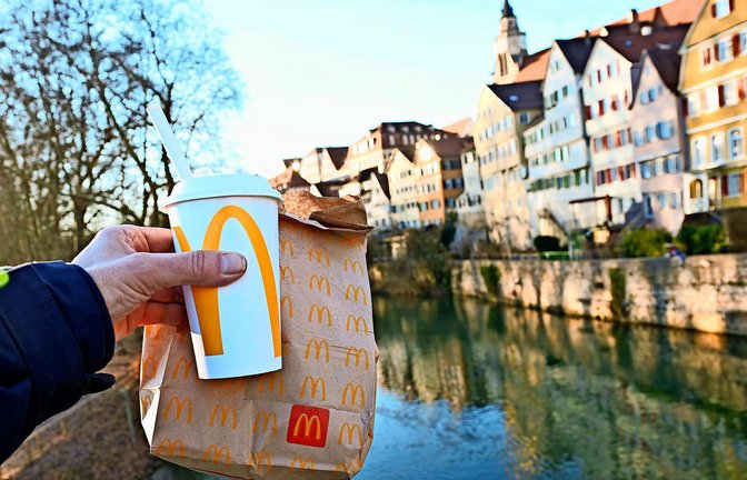 In Tübingen müssen jetzt auch  McDonald’s-Kunden die Verpackungssteuer zahlen.<span class='image-autor'>Foto: dpa/Bernd Weißbrod</span>