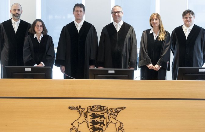 Richter und Dieselmotorexperten – der 24. Zivilsenat des Stuttgarter Oberlandesgerichts. Von links: Jan Spoenle, Maximiliane Kimmerle, Johannes Munding, Vorsitzender Thilo Rebmann, Claudia Schubert und  Andreas Bauer.<span class='image-autor'>Foto: Lichtgut/Leif Piechowski</span>