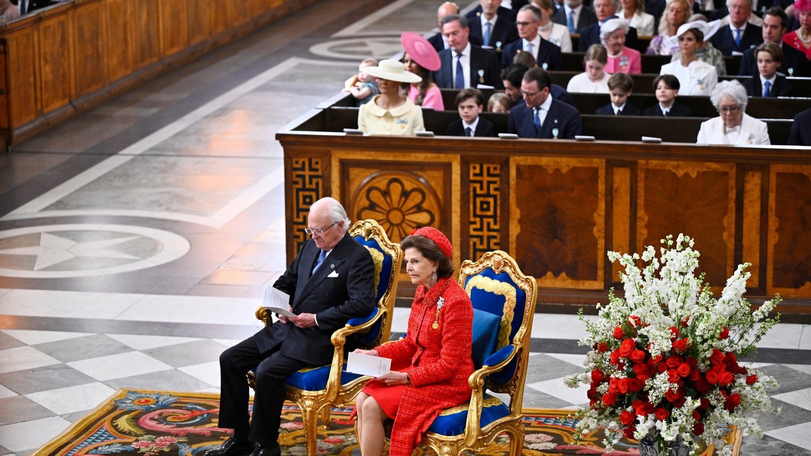 Der schwedische König Carl XVI. Gustaf und Königin Silvia von Schweden nehmen am Te-Deum-Dankgottesdienstes in der Königlichen Kapelle teil. Anlass ist die goldene Hochzeit des Königspaares.Foto: picture alliance/dpa/TT News Agency/AP | Christine Olsson
