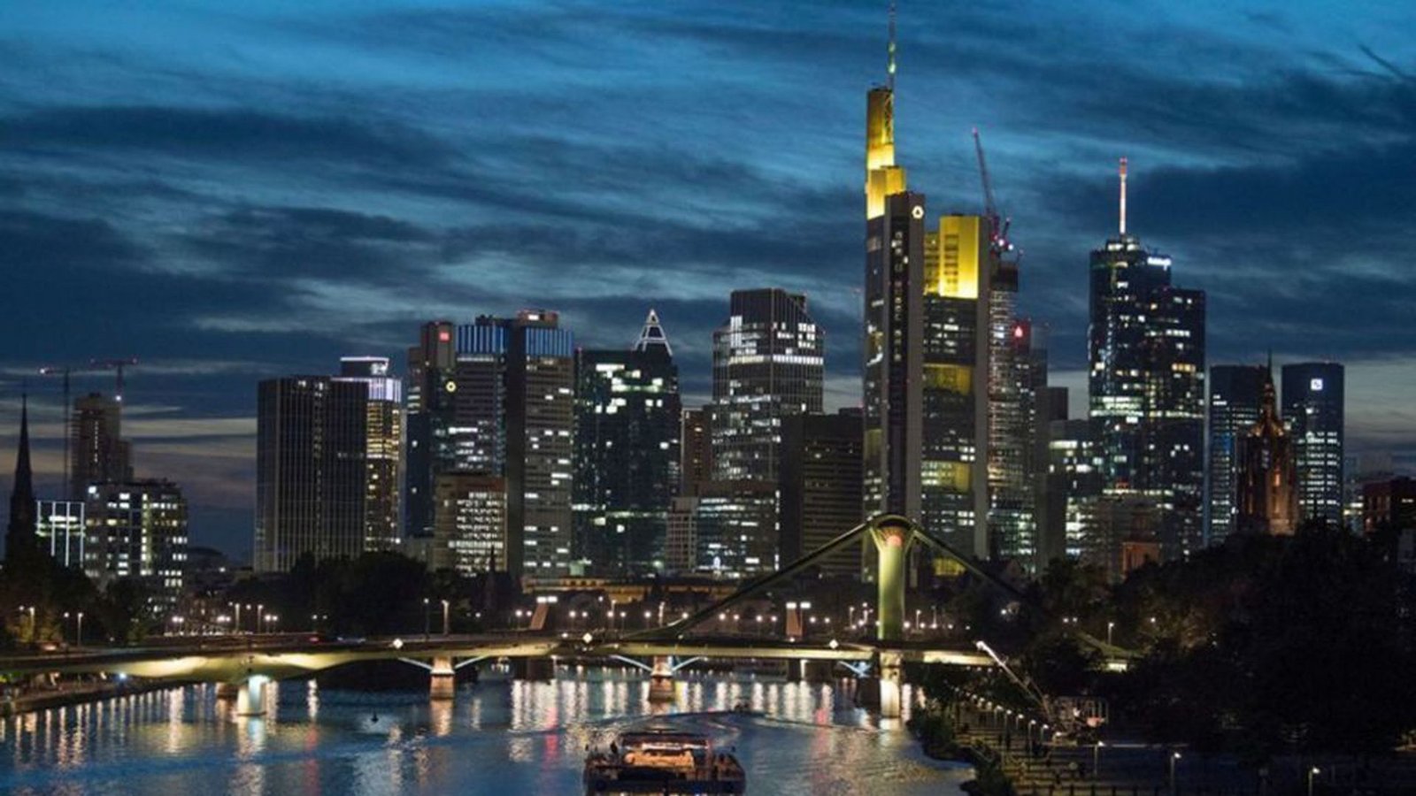 Skyline von Frankfurt am Main: Kein Haus in Deutschland ist mehr als 6,3 Kilometer von einem anderen Haus entfernt. In 99 Prozent der Fälle hat das nächste Gebäude sogar einen Abstand von höchstens 1,5 Kilometern.Foto: Boris Roessler/dpa Skyline von Frankfurt am Main: Kein Haus in Deutschland ist mehr als 6,3 Kilometer von einem anderen Haus entfernt. In 99 Prozent der Fälle hat das nächste Gebäude sogar einen Abstand von höchstens 1,5 Kilometern.Foto: Boris Roessler/dpa