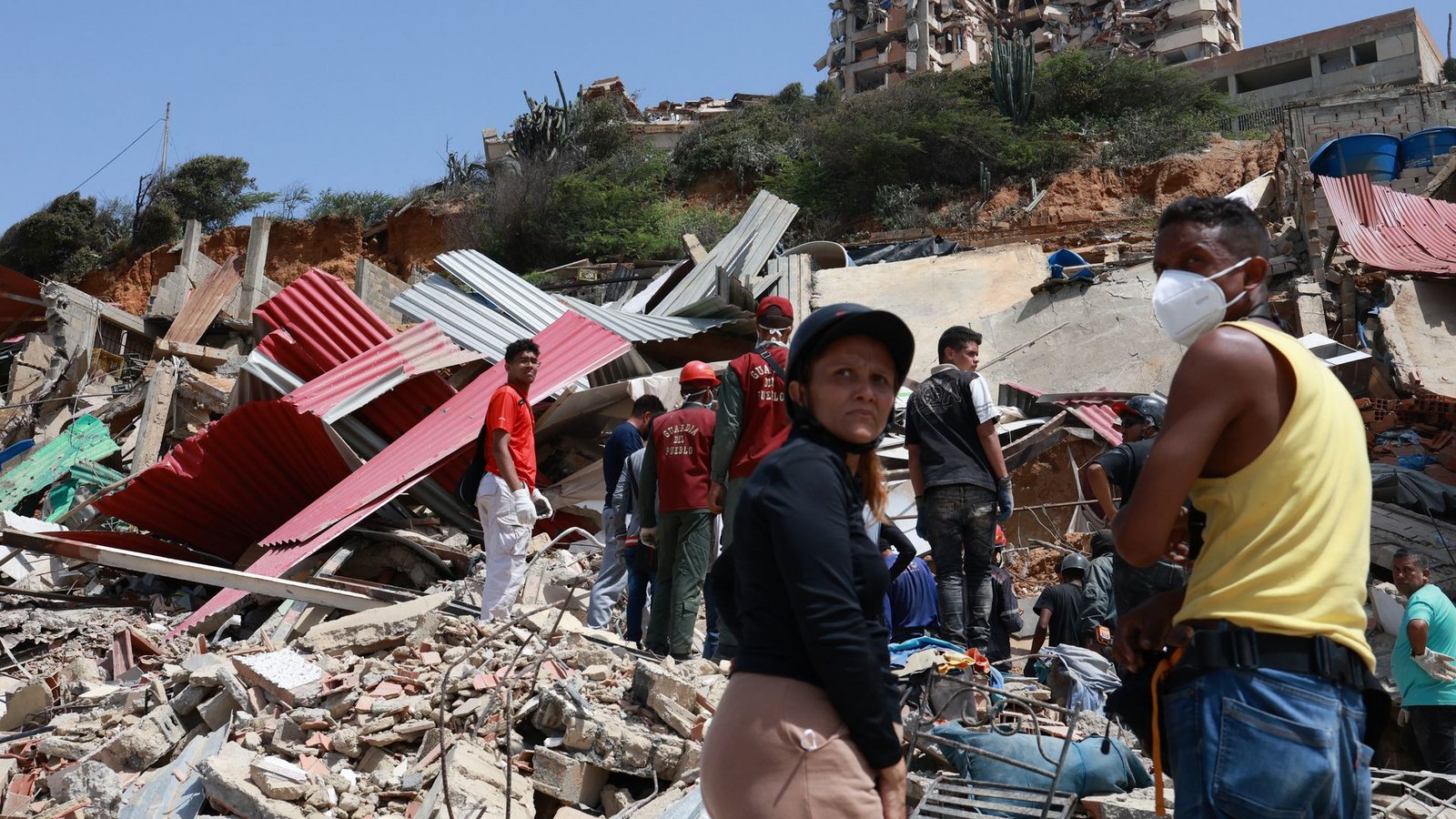Menschen suchen fieberhaft nach Überlebenden unter den Trümmern.Foto: Javier Campos/ Menschen suchen fieberhaft nach Überlebenden unter den Trümmern.Foto: Javier Campos/
