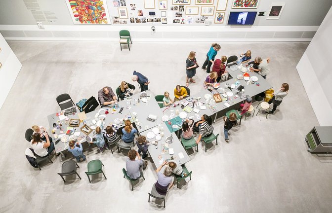 Wimmelbild mit Kindern im Museum: Malen, basteln, lernen.<span class='image-autor'>Foto: Berlinische Galerie/Pascal Rohé</span>