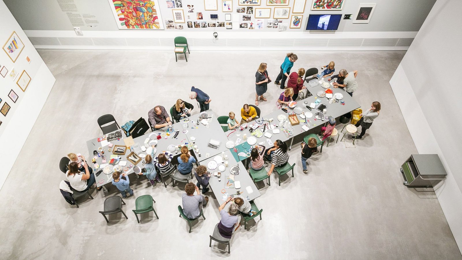 Wimmelbild mit Kindern im Museum: Malen, basteln, lernen.Foto: Berlinische Galerie/Pascal Rohé
