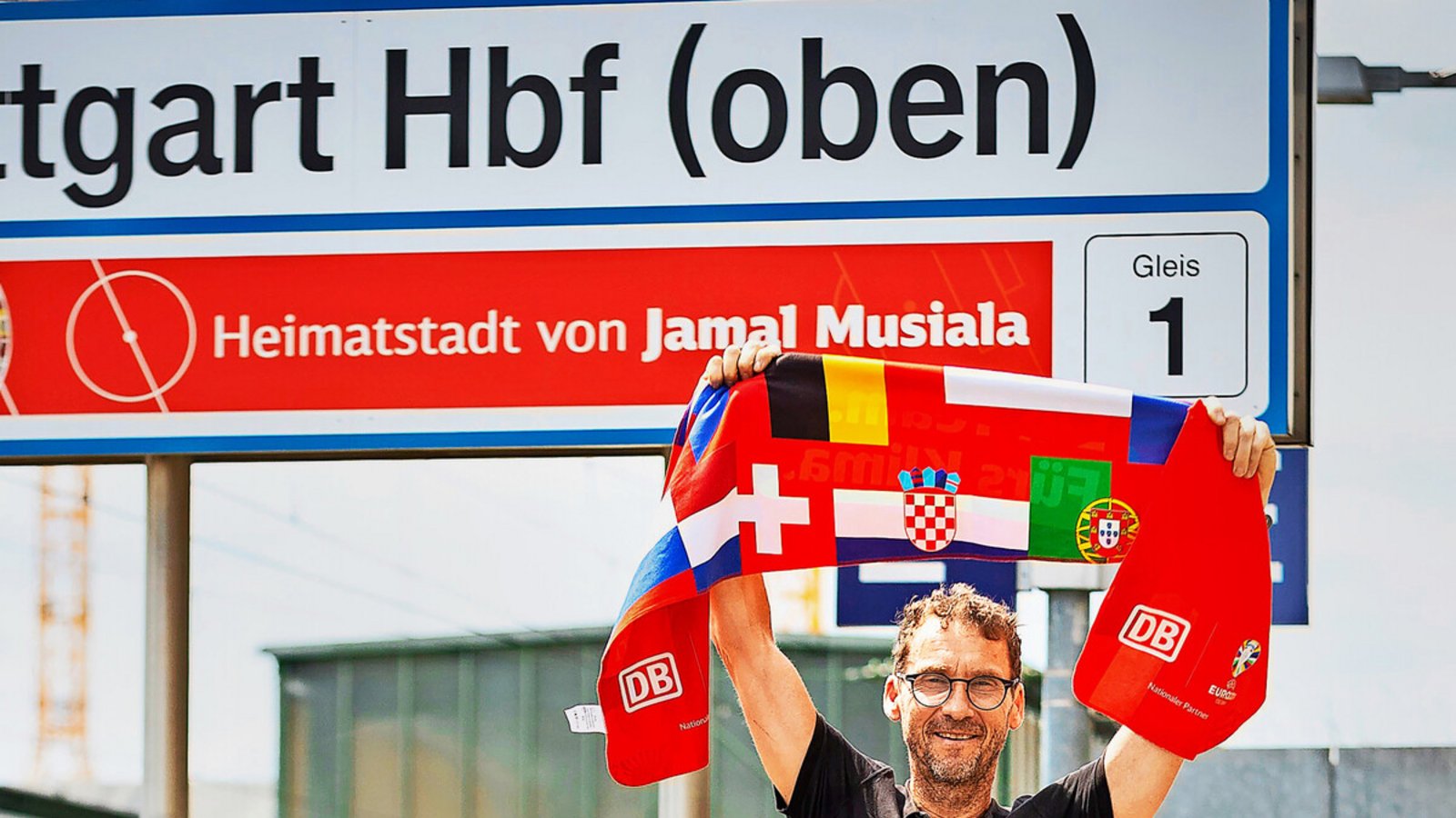 Bahnhofsmanager Nikolaus Hebding beim EM-Kehraus: Die Mitarbeiter-Schals sind begehrte Sammlerstücke. Der Stuttgart Bahnhofsmanager Nikolaus Hebding beim EM-Kehraus: Die Mitarbeiter-Schals der Deutschen Bahn entpuppen sich als begehrte Sammlerstücke – und auf den unterschrieben Ball ist Hebding besonders stolz.Foto: Lichtgut/Julian Rettig Bahnhofsmanager Nikolaus Hebding beim EM-Kehraus: Die Mitarbeiter-Schals sind begehrte Sammlerstücke. Der Stuttgart Bahnhofsmanager Nikolaus Hebding beim EM-Kehraus: Die Mitarbeiter-Schals der Deutschen Bahn entpuppen sich als begehrte Sammlerstücke – und auf den unterschrieben Ball ist Hebding besonders stolz.Foto: Lichtgut/Julian Rettig