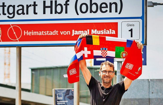 Bahnhofsmanager Nikolaus Hebding beim EM-Kehraus: Die Mitarbeiter-Schals sind begehrte Sammlerstücke. Der Stuttgart Bahnhofsmanager Nikolaus Hebding beim EM-Kehraus: Die Mitarbeiter-Schals der Deutschen Bahn entpuppen sich als begehrte Sammlerstücke – und auf den unterschrieben Ball ist Hebding besonders stolz.<span class='image-autor'>Foto: Lichtgut/Julian Rettig</span>