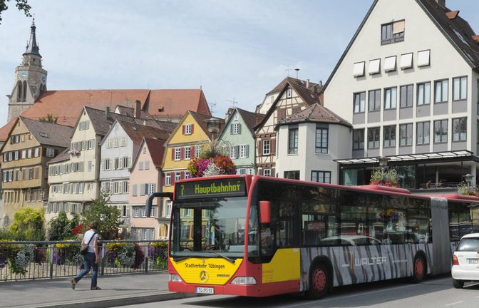 Mit den Einnahmen aus den Parkgebühren, die sukzessive in der gesamten Kernstadt von Tübingen eingeführt werden, soll der Bus günstiger werden.<span class='image-autor'>Foto: dpa/Franziska Kraufmann</span>