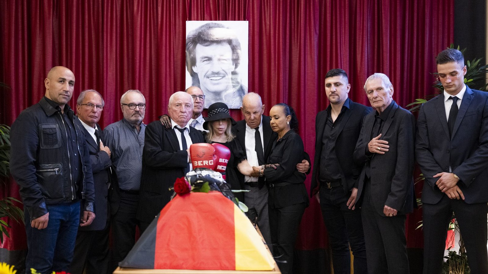 Gäste waren unter anderem: Arthur Abraham (ehemaliger Boxweltmeister, links), Ulli Wegner (Trainer, Vierter von links), Markus Bott (Ex-Boxweltmeister, Fünfter von links), Maria Weller, Wilfried Sauerland (Promoter, Fünfter von rechts) mit seiner Frau Jochi, Marco Huck (Ex-Boxweltmeister, Dritter von rechts), Luca Cinqueoncie, Junioren-Weltmeister (rechts).Foto: Andreas Reiner
