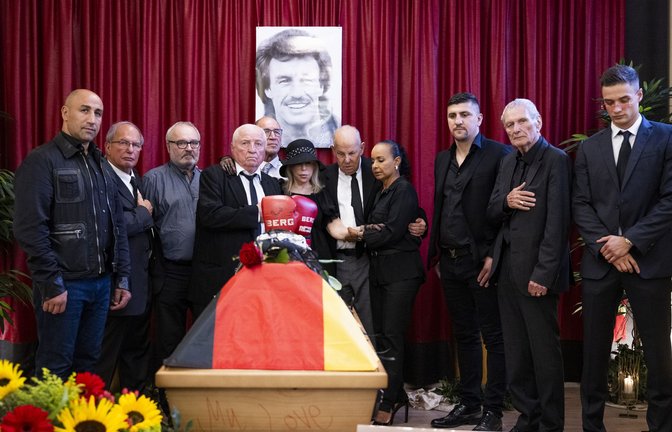 Gäste waren unter anderem: Arthur Abraham (ehemaliger Boxweltmeister, links), Ulli Wegner (Trainer, Vierter von links), Markus Bott (Ex-Boxweltmeister, Fünfter von links), Maria Weller, Wilfried Sauerland (Promoter, Fünfter von rechts) mit seiner Frau Jochi, Marco Huck (Ex-Boxweltmeister, Dritter von rechts), Luca Cinqueoncie, Junioren-Weltmeister (rechts).<span class='image-autor'>Foto: Andreas Reiner</span>