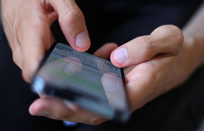 Unternehmen  führen heute viele Befragungen online durch. So können diese nun auch am Smartphone beantwortet werden.<span class='image-autor'>Foto: picture alliance/dpa/Karl-Josef Hildenbrand</span>