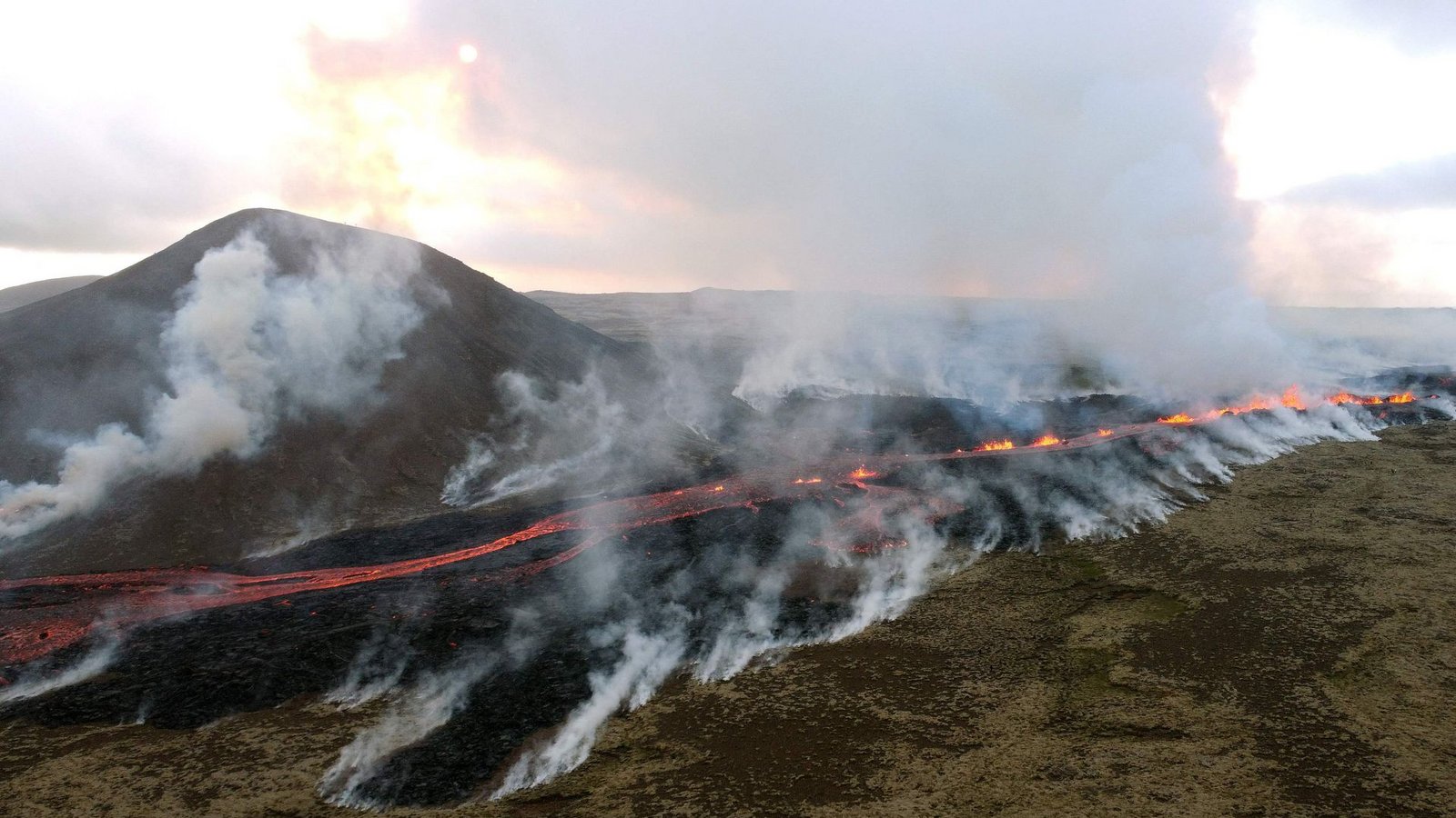 Während Reykjavik der wesentliche Ballungsraum der Nordatlantik-Insel mit ihren knapp 390 000 Einwohnern ist, leben auf der Reykjanes-Halbinsel relativ wenige Menschen.Foto: AFP/Jeremie Richard