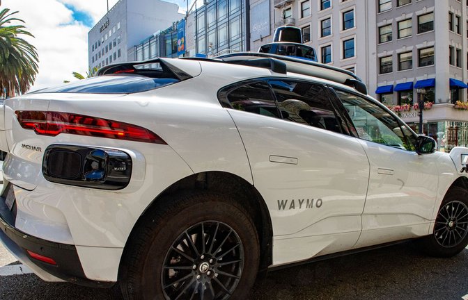 Wenn Fahrgäste die Tür eines der aktuellen Robotaxis von Waymo offenlassen, ist das selbstfahrende Autos oft hilflos. (Archivbild)<span class='image-autor'>Foto: Andrej Sokolow/dpa</span>