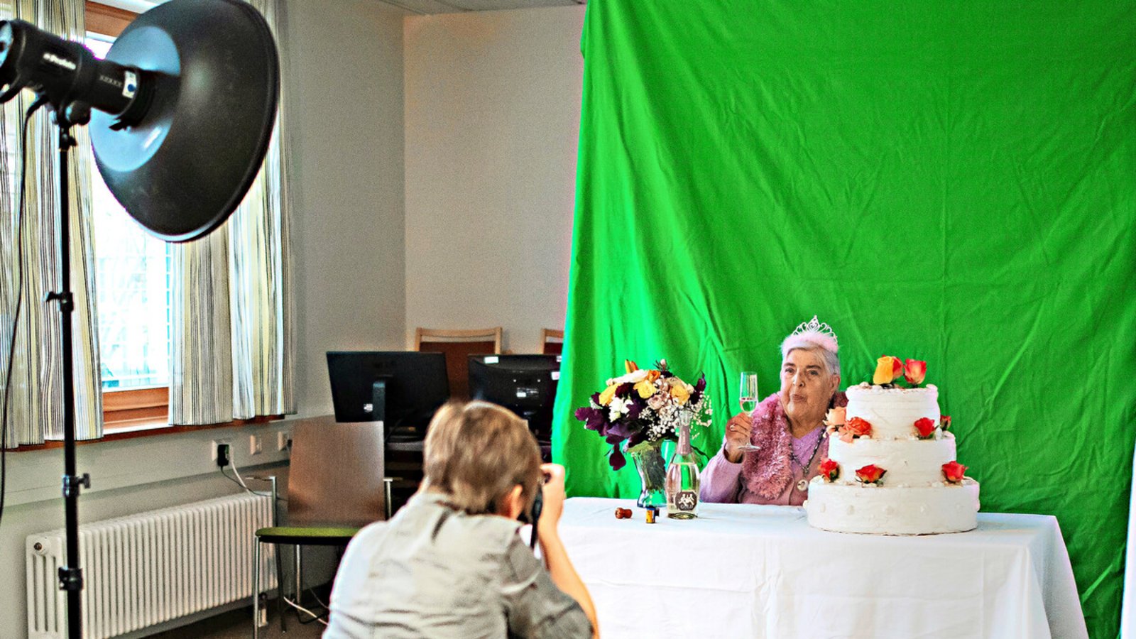 Fotografin Elke Weber fotografierte im Pflegezentrum Paulinenpark.Foto: Lichtgut/Christoph Schmidt