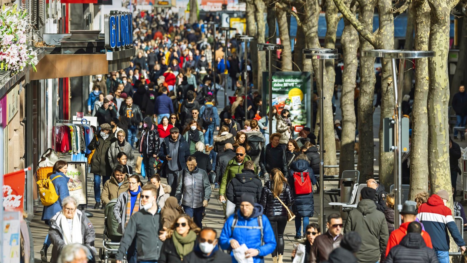Zum Sonntag laufen fast alle coronabedingten Beschränkungen aus.Foto: imago/Arnulf Hettric/h