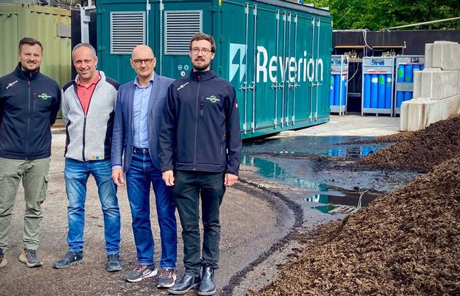 In der Biogasanlage Mühlacker greift alles ineinander - dafür sorgen Nick Burkhardt, Thomas Gutjahr, Roland Jans und Fabian Geltz (v.l.). Rechts sind die Gärreste zu sehen, hinten die Brennstoffzelle, die E-Methan herstellen kann.<span class='image-autor'>Foto: Faltin</span>