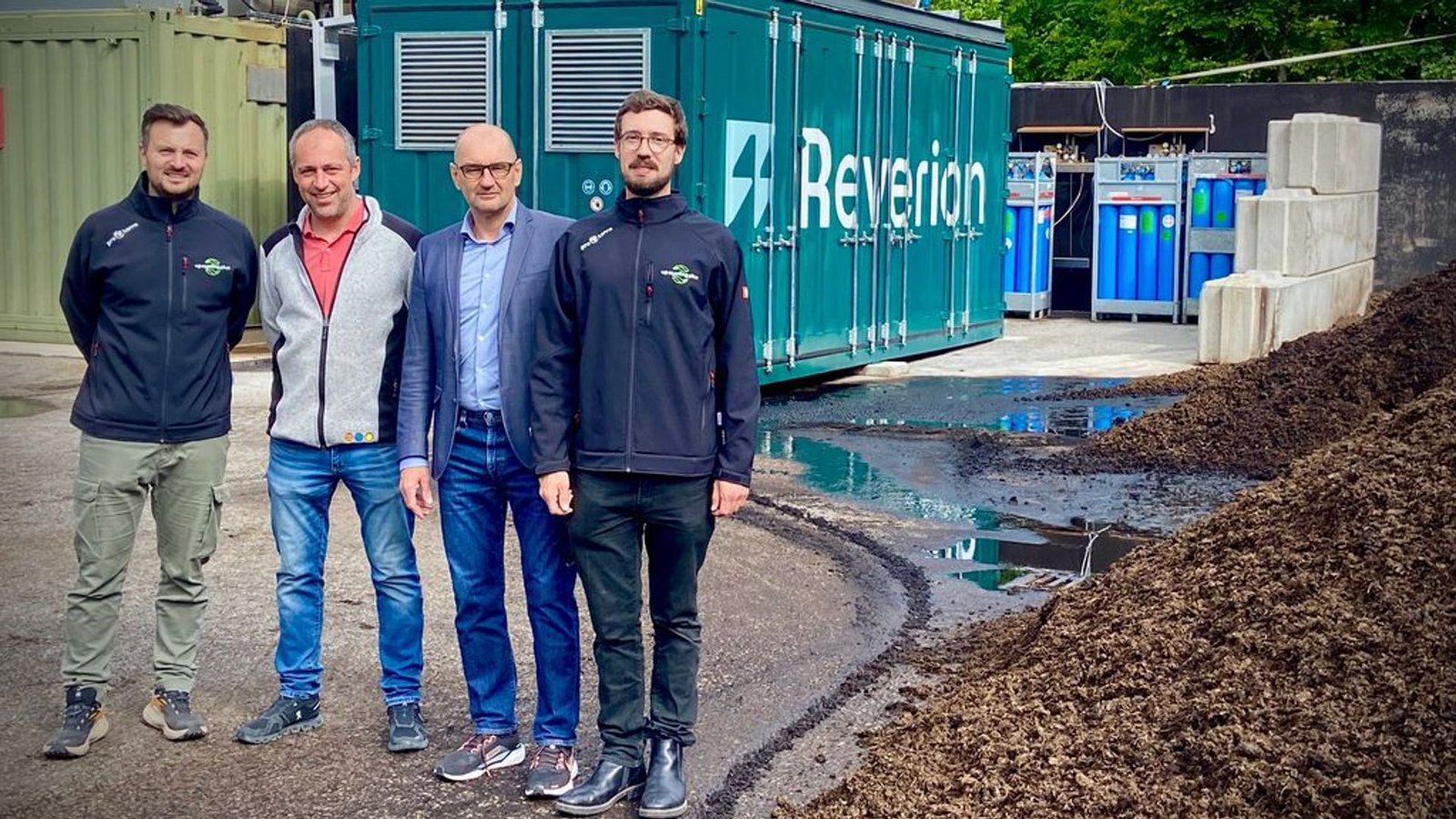 In der Biogasanlage Mühlacker greift alles ineinander - dafür sorgen Nick Burkhardt, Thomas Gutjahr, Roland Jans und Fabian Geltz (v.l.). Rechts sind die Gärreste zu sehen, hinten die Brennstoffzelle, die E-Methan herstellen kann.Foto: Faltin