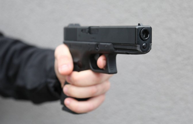 Der 23-Jährige soll mehrfach auf seinen Bekannten geschossen haben. (Symbolbild)<span class='image-autor'>Foto: IMAGO/Daniel Scharinger/IMAGO/Daniel Scharinger</span>