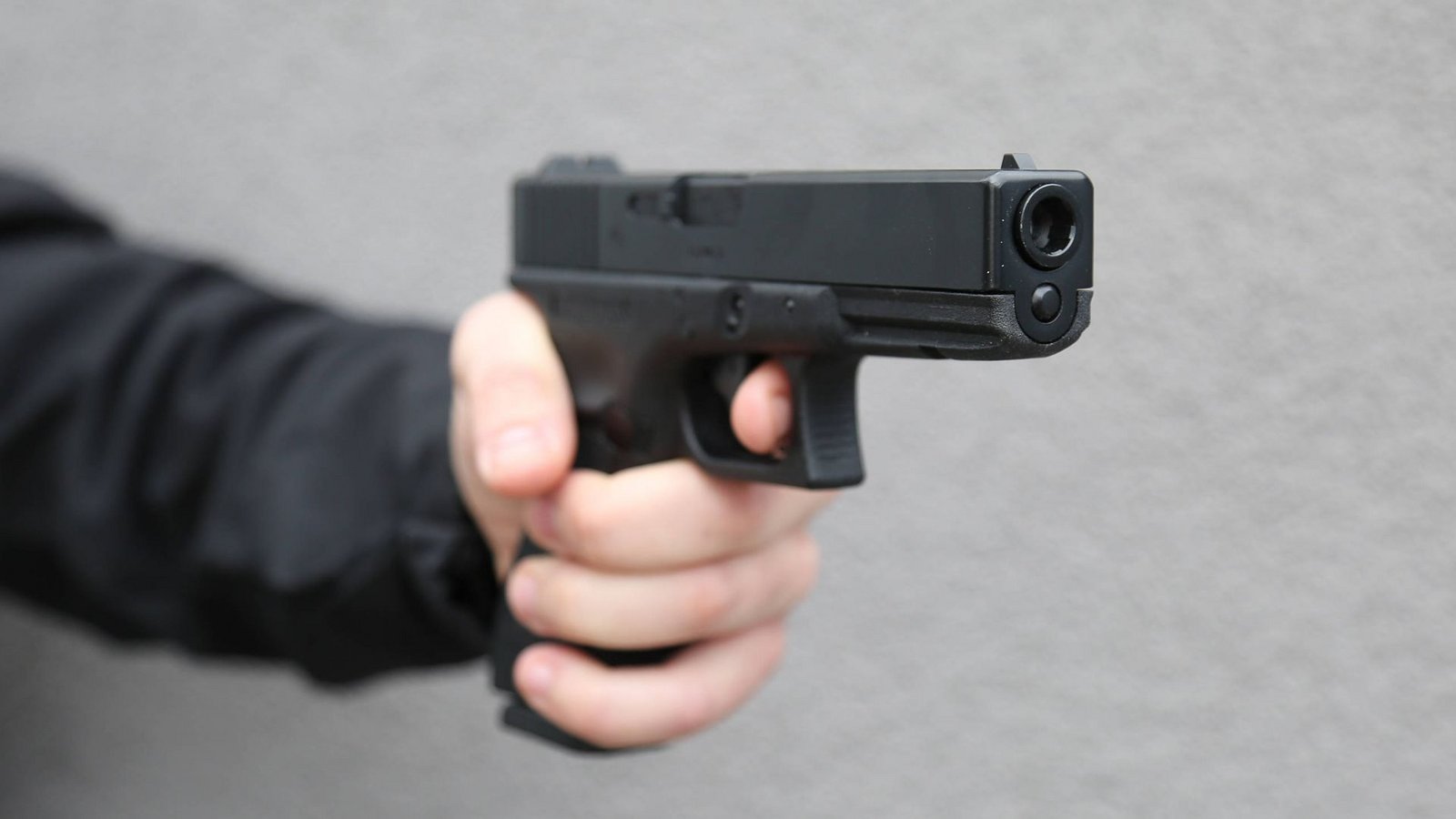 Der 23-Jährige soll mehrfach auf seinen Bekannten geschossen haben. (Symbolbild)Foto: IMAGO/Daniel Scharinger/IMAGO/Daniel Scharinger Der 23-Jährige soll mehrfach auf seinen Bekannten geschossen haben. (Symbolbild)Foto: IMAGO/Daniel Scharinger/IMAGO/Daniel Scharinger