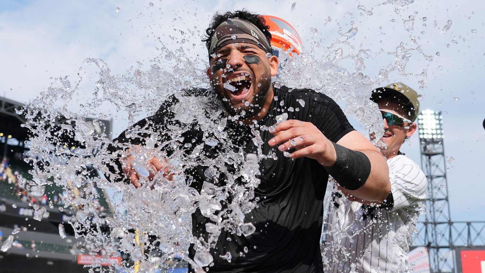 Edgar Quero wird von Colson Montgomery beglückwünscht und mit Eiswasser begossen.Foto: Nam Y. Huh/AP/dpa Edgar Quero wird von Colson Montgomery beglückwünscht und mit Eiswasser begossen.Foto: Nam Y. Huh/AP/dpa