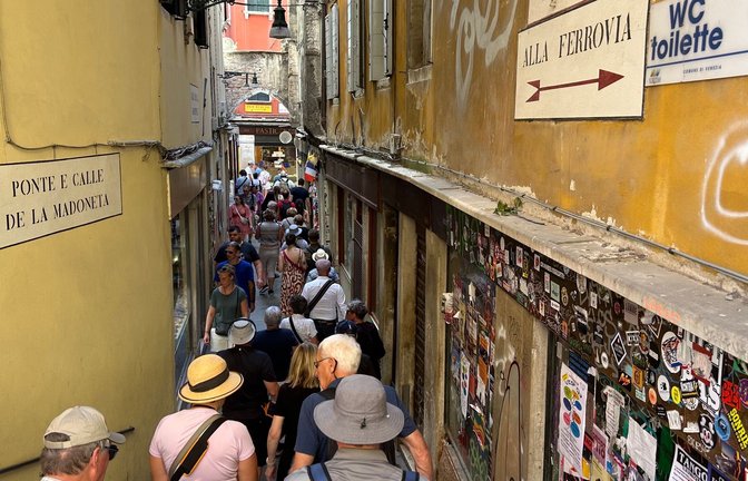 Besucher drängen sich in der "Calle de la Madoneta", eine der engen Gassen Venedigs.<span class='image-autor'>Foto: Christoph Sator/dpa</span>