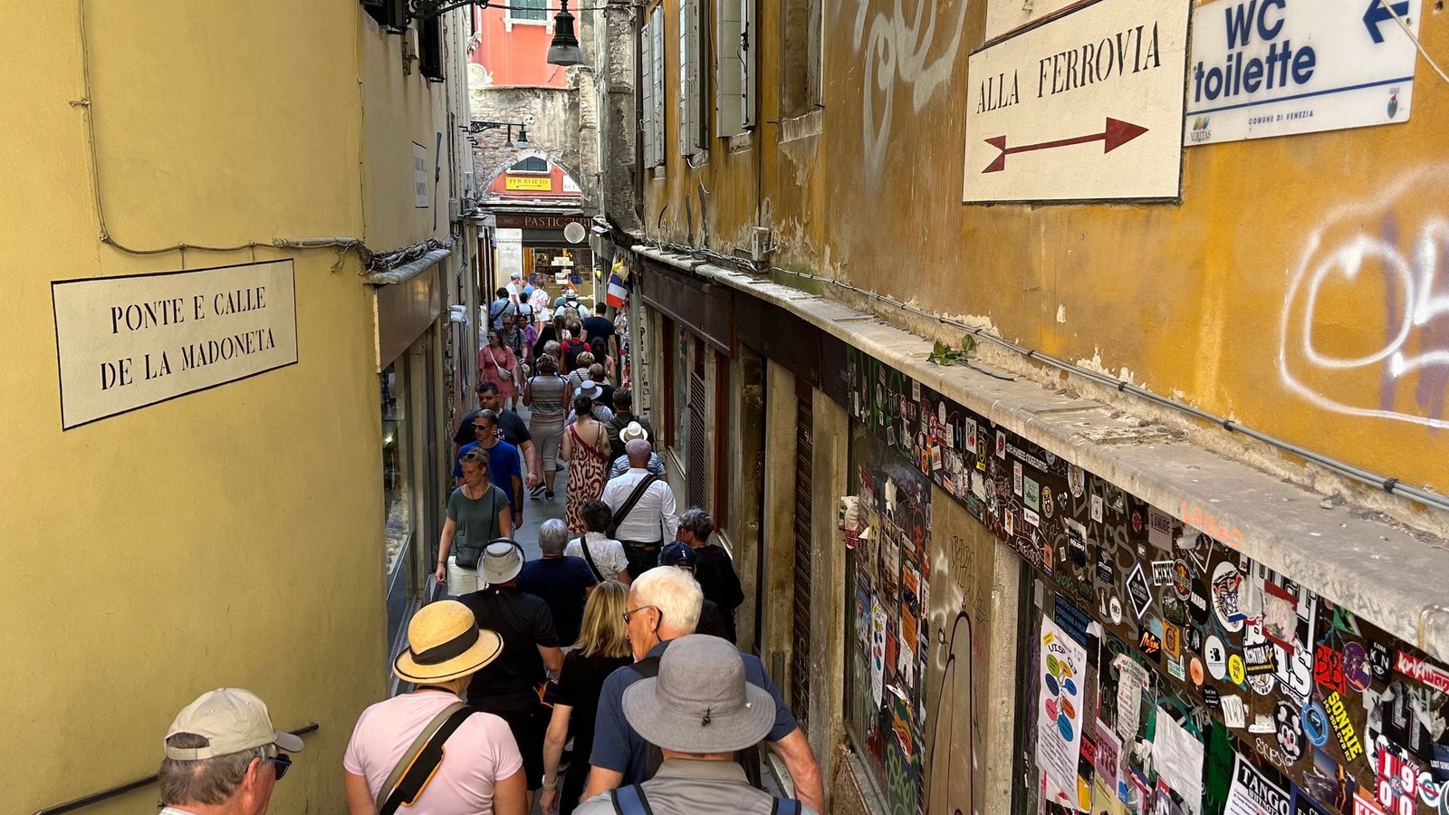 Besucher drängen sich in der "Calle de la Madoneta", eine der engen Gassen Venedigs.Foto: Christoph Sator/dpa