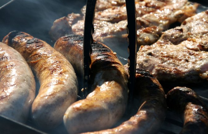 Auch beim Grillen wird  häufig nicht ausreichend auf Hygiene geachtet.<span class='image-autor'>Foto: ZB/Ralf Hirschberger</span>