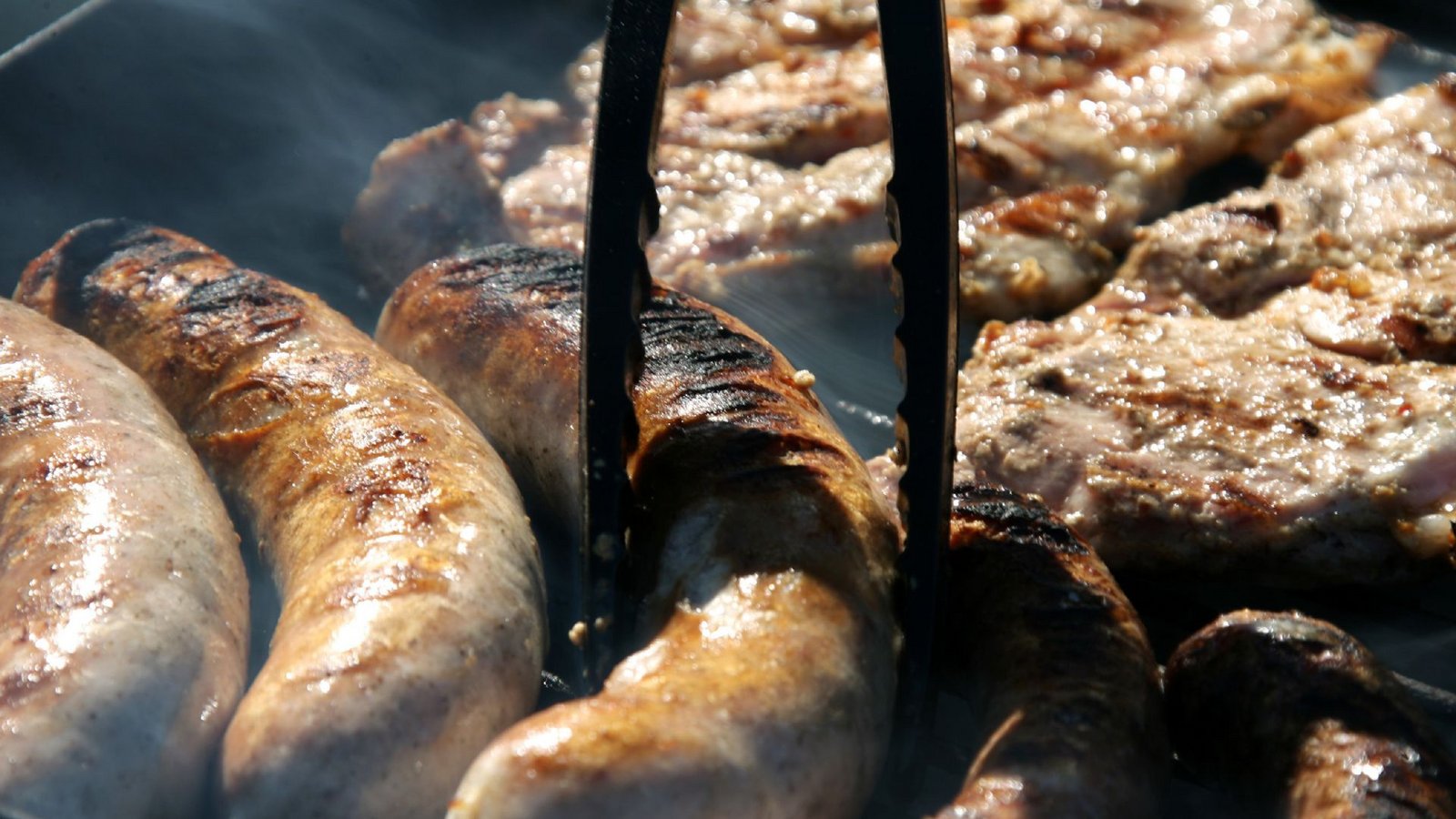 Auch beim Grillen wird  häufig nicht ausreichend auf Hygiene geachtet.Foto: ZB/Ralf Hirschberger