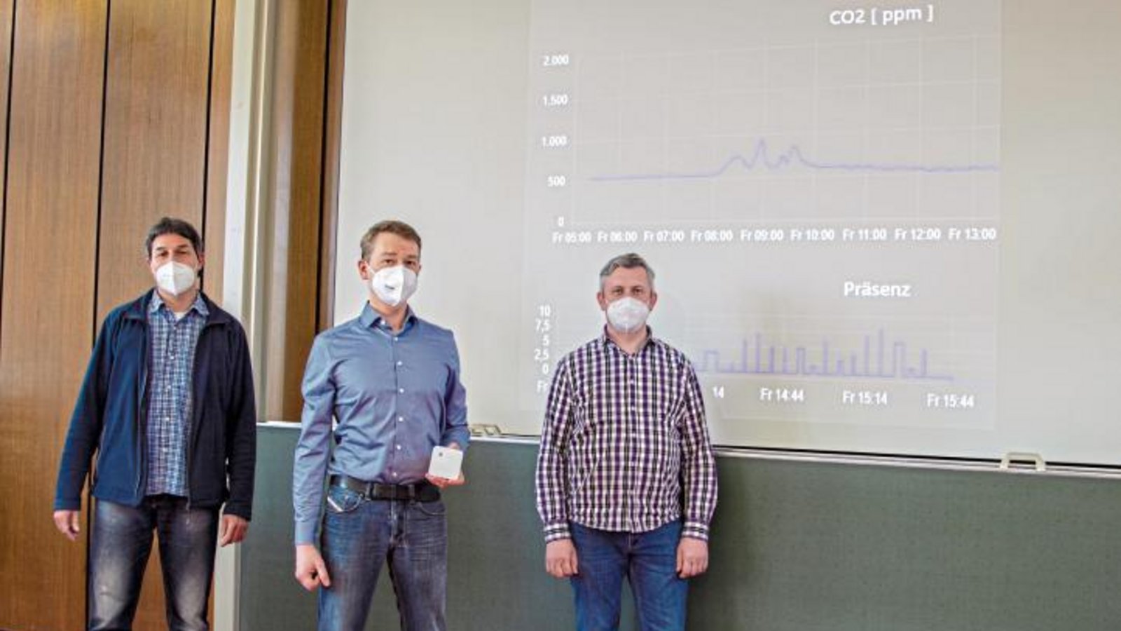 Andreas Zeilein, Juri Kübler und Martin Gegenheimer (von links) haben die vom Sensor aufgezeichneten Daten zur CO2-Konzentration ausgewertet. Foto: p Andreas Zeilein, Juri Kübler und Martin Gegenheimer (von links) haben die vom Sensor aufgezeichneten Daten zur CO2-Konzentration ausgewertet. Foto: p