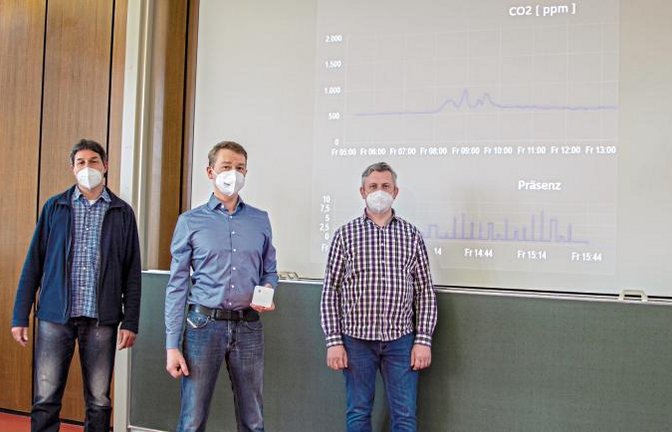 Andreas Zeilein, Juri Kübler und Martin Gegenheimer (von links) haben die vom Sensor aufgezeichneten Daten zur CO2-Konzentration ausgewertet.  Foto: p