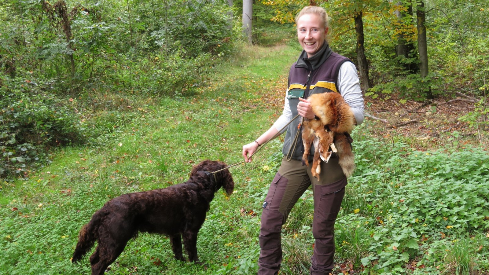 Revierleiterin Sarah Zwerenz mit ihrem deutschen Wachtelhund Freddie freut sich auf zahlreiche Mädchen, die am Girl’s Day in den spannenden Alltag einer Försterin reinschnuppern. Foto: LE Revierleiterin Sarah Zwerenz mit ihrem deutschen Wachtelhund Freddie freut sich auf zahlreiche Mädchen, die am Girl’s Day in den spannenden Alltag einer Försterin reinschnuppern. Foto: LE