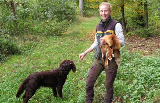 Revierleiterin Sarah Zwerenz mit ihrem deutschen Wachtelhund Freddie freut sich auf zahlreiche Mädchen, die am Girl’s Day in den spannenden Alltag einer Försterin reinschnuppern.  <span class='image-autor'>Foto: LE</span>